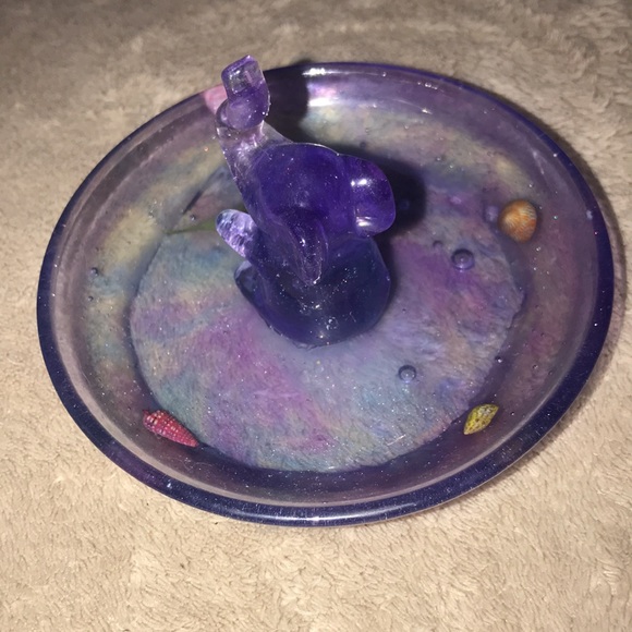 Epoxy resin elephant ๐ ring holder multi colored with shells ๐ and single leaf - Picture 4 of 6